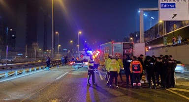 E-5 Karayolu’nda lüks otomobil yol bakım aracına çarptı: 5 yaralı
