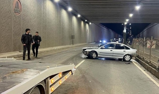 Elazığ’da otomobil alt geçitte refüje çarptı