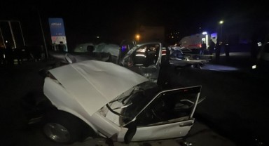 Feci kazada otomobil ikiye bölündü: 1 ölü, 5 yaralı