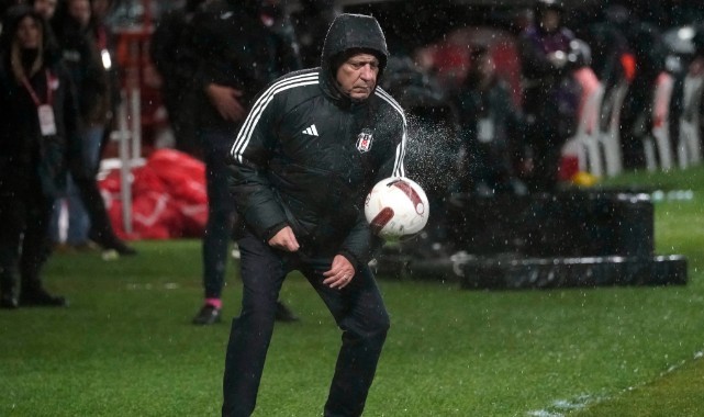 Fernando Santos ilk mağlubiyetini aldı