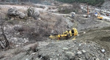 Freni boşalan vinç şarampole devrildi