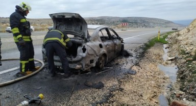 Gaziantep'te alev alan otomobil kül oldu! 5 kişi son anda kurtuldu