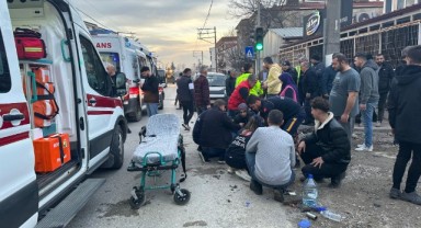 Hafif ticari araçla çarpışan motosikletteki 2 kişi yaralandı