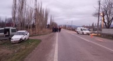 Hafif ticari araçla otomobil çarpıştı: 2 yaralı