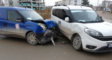 Hafif ticari araçlar çarpıştı: 2 yaralı