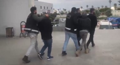Hasarlı binadan hırsızlık yapan 3 şahıs tutuklandı