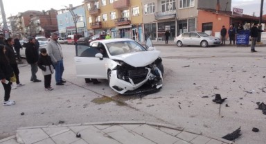 İki otomobil çarpıştı: 3 yaralı