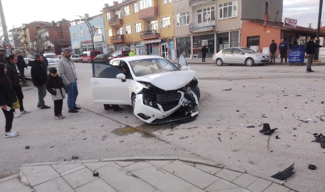 İki otomobil çarpıştı: 3 yaralı