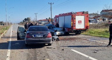 İki otomobil kavşakta çarpıştı: 1 ölü, 2 yaralı