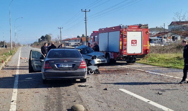 İki otomobil kavşakta çarpıştı: 1 ölü, 2 yaralı