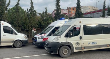 İşçi servisi ile kamyonet çarpıştı: 3 yaralı