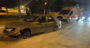 Kaldırıma çarpan otomobilde 2 kişi yaralandı