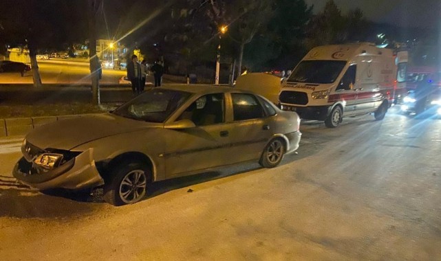 Kaldırıma çarpan otomobilde 2 kişi yaralandı