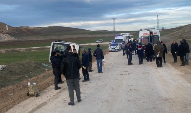 Kamyonun çarptığı belediye otobüsü yan yattı: 11 yaralı