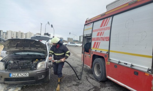Karaköprü'de seyir halindeki otomobil alev aldı