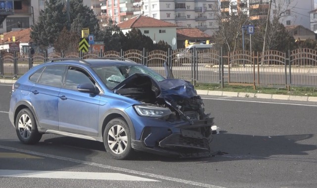 Karşıdan karşıya geçmeye çalışan aileye araç çarptı: 3 ölü, 1 yaralı