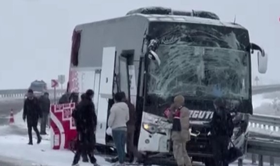 Kayganlaşan yolda otobüs kaza yaptı: 2 ölü, 8 yaralı