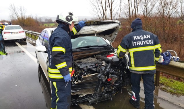Kayganlaşan yolda otomobil bariyerlere çarptı: 4 yaralı