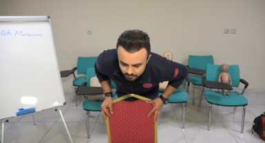Kişi kendine Hemlich manevrası nasıl yapabilir?