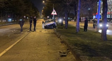Kontrolden çıkan araç refüje çarptı: 1 ölü, 1 yaralı