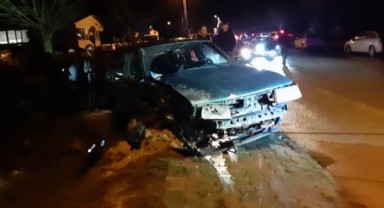 Kontrolden çıkan otomobil yan yattı: 2 yaralı