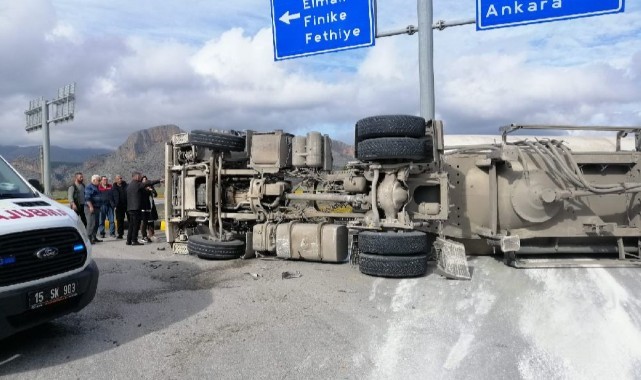 Kontrolden çıkan tır devrildi: 1 yaralı