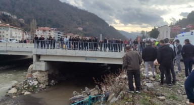 Kontrolden çıkan Tofaş çaya uçtu: 3 yaralı