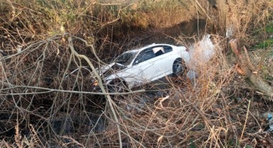 Lüks otomobil sulama kanalına uçtu: 3 yaralı