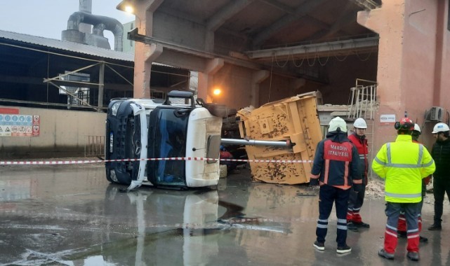Mardin'de hafriyat kamyonu devrildi: 2 yaralı