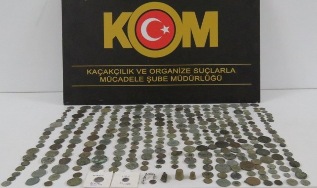 Mersin'de bir evde çok miktarda tarihi eser ele geçirildi