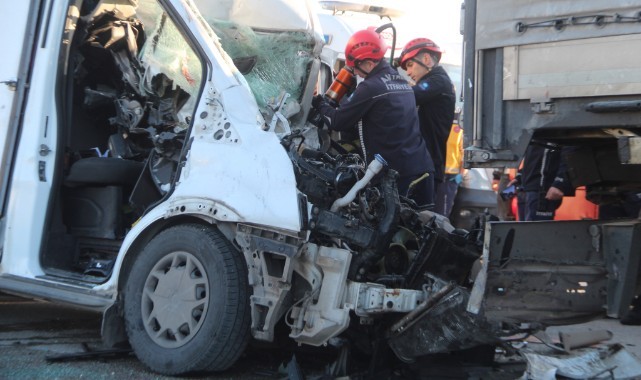 Minibüs park halindeki tıra ok gibi saplandı: 1 ölü, 1 yaralı