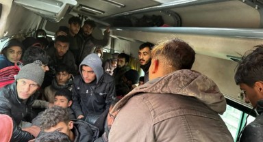 Minibüse tıka basa doldurulan 53 kaçak göçmen yakalandı