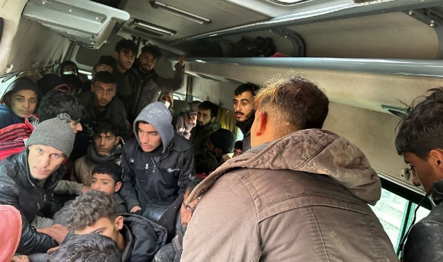 Minibüse tıka basa doldurulan 53 kaçak göçmen yakalandı