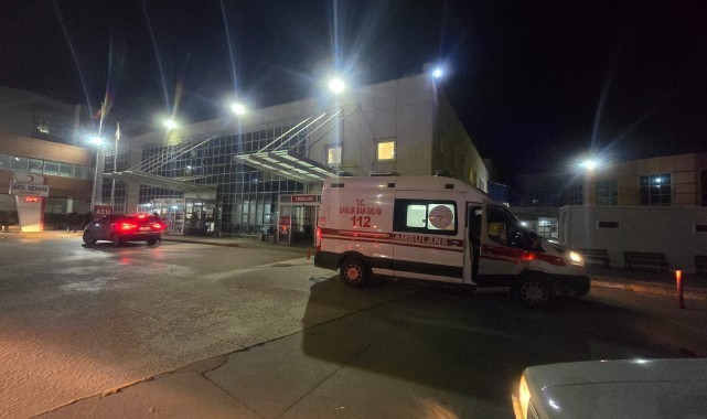 Minibüsün devirdiği elektrik direği ulaşımı kapattı: 3 yaralı