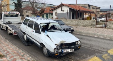Otomobil elektrik direğine çarptı: 2 yaralı
