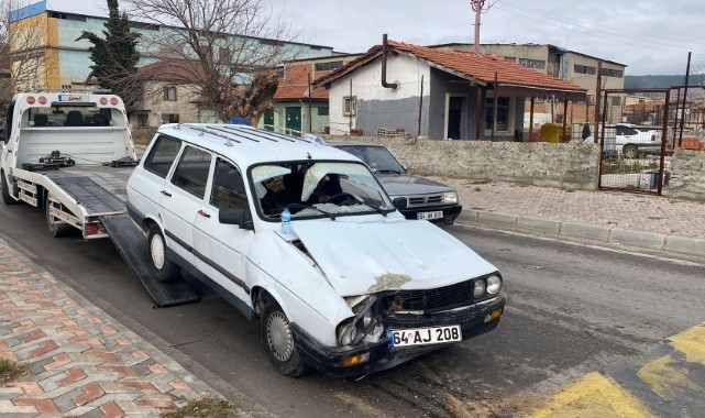 Otomobil elektrik direğine çarptı: 2 yaralı