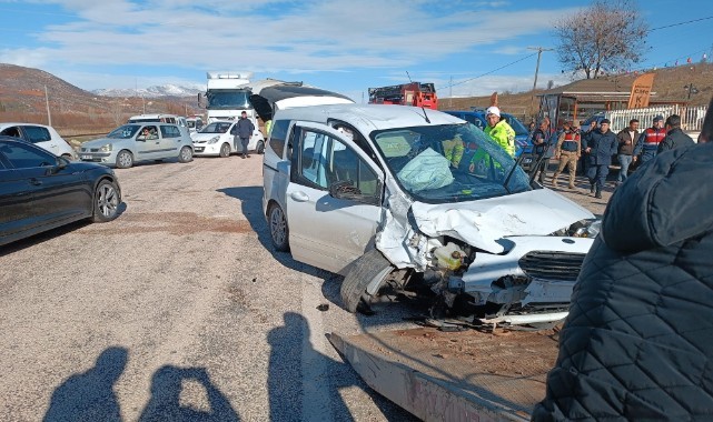 Otomobil hafif ticari araçla çarpıştı: 5 yaralı
