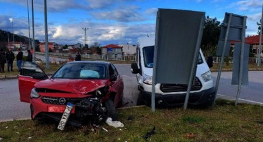 Otomobil ile minibüs çarpıştı: 2 yaralı