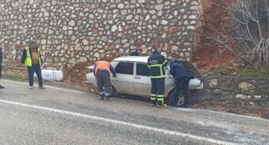 Otomobil istinat duvarına çarptı: 1 yaralı