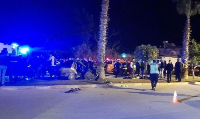 Otomobil palmiye ağacına çarptı: 1 ölü, 2 yaralı