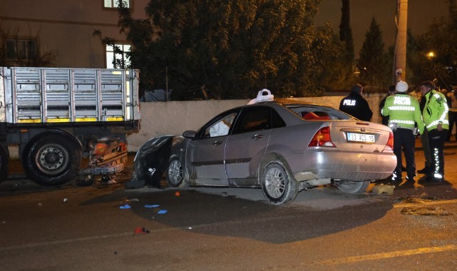 Otomobil park halindeki dorseye çarpıp hurdaya döndü: 2 ölü
