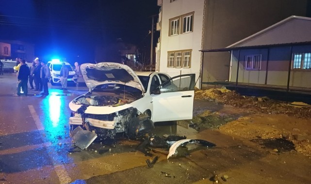 Otomobil refüje çarptı: 3 yaralı