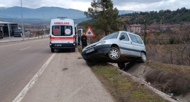 Otomobil su kanalına düştü: 1 yaralı