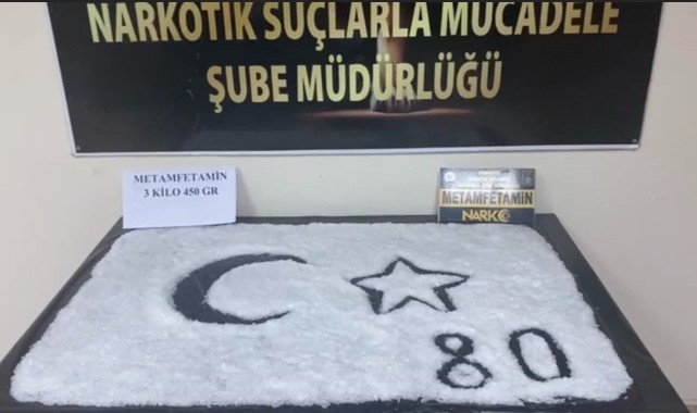 Otomobilin arka koltuğunda uyuşturucu ele geçirildi