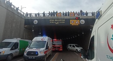 Otomobiller kafa kafaya çarpıştı: 1'i ağır 3 yaralı