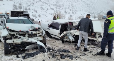 Otomobiller kafa kafaya çarpıştı: 1 ölü, 6 yaralı