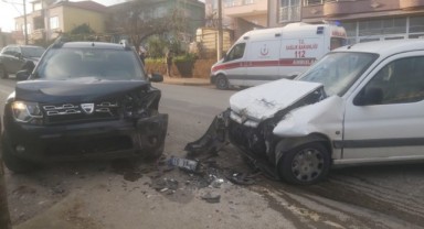 Otomobiller kafa kafaya çarpıştı: 2 yaralı