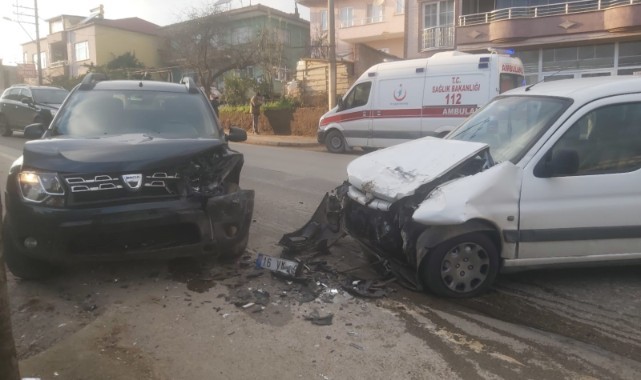 Otomobiller kafa kafaya çarpıştı: 2 yaralı