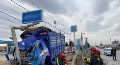 Pancar yüklü kamyon ile kamyonet çarpıştı: 2 yaralı