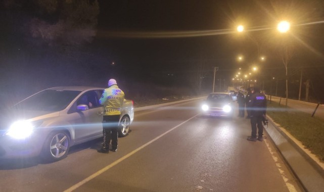 Polis ekipleri 15 aranan şahsı gözaltına aldı